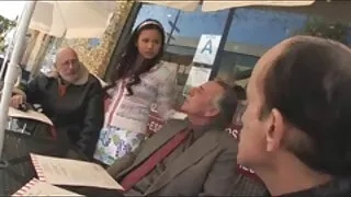 Струнка дівчина трахкає з багатим хлопцем на порно з українським перекладом терасі готелю