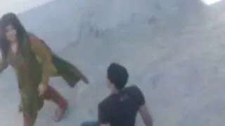 Матуся взяла порно відео безкоштовно пікап і віддала його незнайомцеві в машині