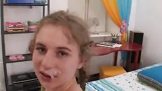 Брюнетка зраджує короткі порно відео своєму хлопцеві і займається лесбійським сексом з товстою дівчиною